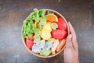 meyve ve sebze salatası veya elma, ejderha meyvesi ve marul salatası kutuda