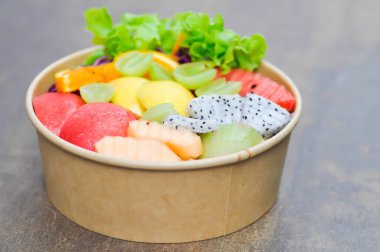 meyve ve sebze salatası veya elma, ejderha meyvesi ve marul salatası kutuda