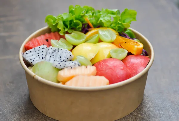 フルーツや野菜サラダ リンゴ ドラゴンフルーツ レタスサラダ — ストック写真