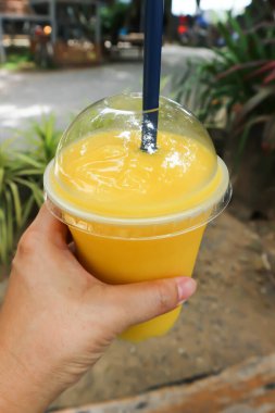 Mango suyu, mango smoothie veya servis için meyve suyu.