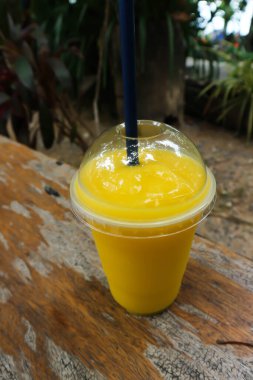 Mango suyu, mango smoothie veya servis için meyve suyu.