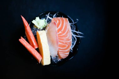 Yengeç çubuğu veya Kanikama, buğulanmış yumurta ve çiğ balık veya somon balığı.