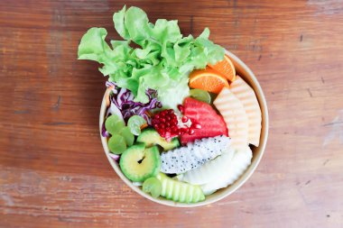 meyve ve sebze salatası veya kavun, ejderha meyvesi ve marul salatası kutuda