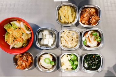 Filiz salatası, Kore salatası ve kimchi veya yosun salatası veya Kore yemeği servis etmek için.