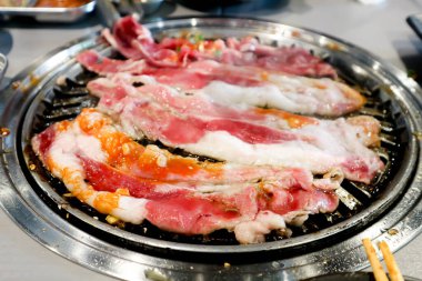 Fırında ızgara domuz eti ve ızgara et.