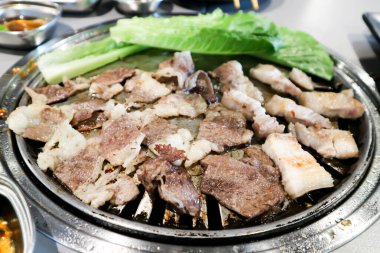 Fırında ızgara domuz eti ve ızgara et.