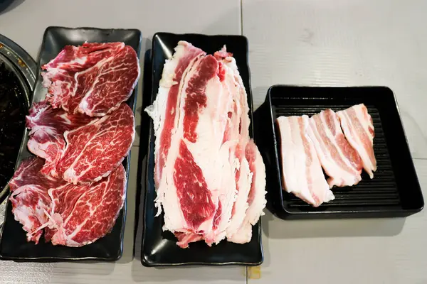 生の牛肉 調理のためのスライスされた牛肉かグリルのための牛肉 — ストック写真