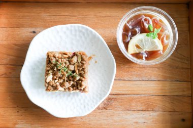 vişneli pasta, vişneli turta ile Crumble ya da Streusel Crumble ya da Rhubarb Streusel keki ile vişneli turta ve servis için limonlu çay.