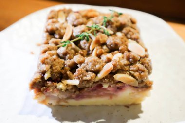 vişneli pasta, vişneli turta ile Crumble ya da Streusel Crumble ya da Rhubarb Streusel keki ile servis