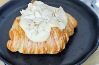 Badem kruvasan veya kruvasan, Fransız kruvasanı.