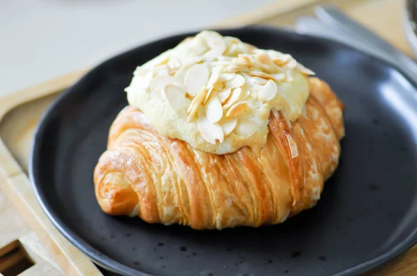 Mandel Croissant Eller Croissant Fransk Croissant För Servering — Stockfoto