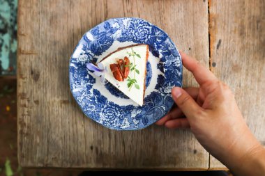 Havuçlu kek, cevizli kek ya da servis için bir parça kek.