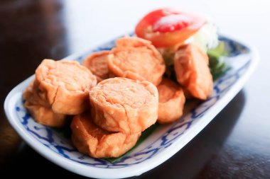 Kızarmış sosis, kızarmış domuz sosisi ya da Tayland sosisi ya da kızarmış sosis.