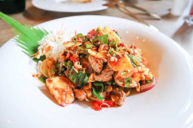 Biftek salatası veya baharatlı salata, salata veya baharatlı sığır eti salatası veya Tayland baharatlı salatası.