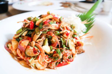 Biftek salatası veya baharatlı salata, salata veya baharatlı sığır eti salatası veya Tayland baharatlı salatası.