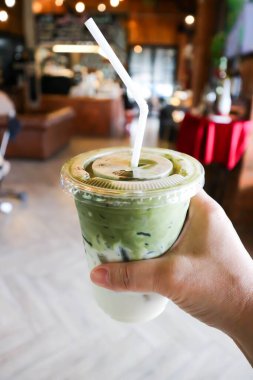 Buzlu kibrit latte veya buzlu kibrit yeşil çay latte, buzlu yeşil çay veya buzlu çay.