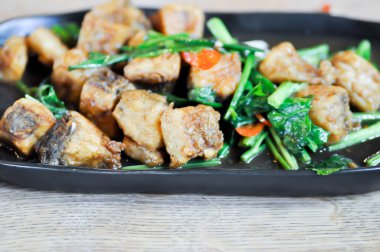 Kızarmış balık, kızarmış levrek ya da sebzeli kızarmış balık.