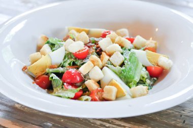 Sezar salatası ya da jambonlu sebze salatası ve haşlanmış yumurta, ekmek kırıntısı ve peynir veya yumurta salatası.