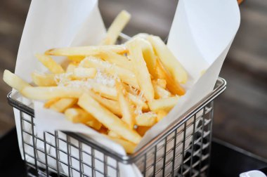 Patates kızartması ya da patates kızartması, sepette patates kızartması.