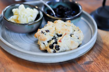 Çörek, yaban mersinli çörek ya da kremalı çörek ve yaban mersinli sos ve tereyağı.