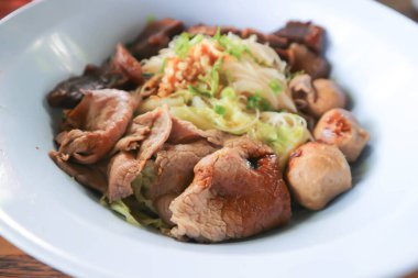 Şehriyeli biftek, Çin eriştesi ya da çorbasız erişte.