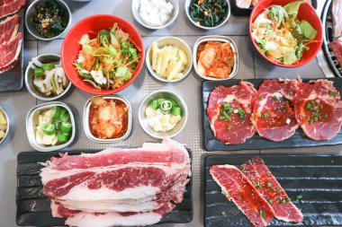 Çiğ et, dilimlenmiş sığır eti veya aşçı için sığır eti ve servis için Kore salatası