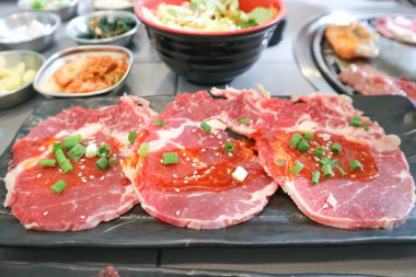 Çiğ et, dilimlenmiş sığır eti veya aşçı için sığır eti ve servis için Kore salatası