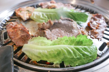 Izgara domuz eti, ızgara biftek ve sebze fırında ya da Kore usulü ızgara domuz eti.