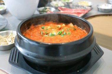 Gimchi çorbası veya kimchi çorbası, sebze çorbası veya Kore çorbası veya baharatlı çorba.