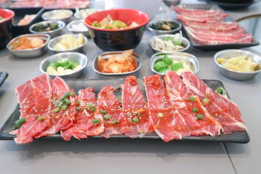 Çiğ et, dilimlenmiş sığır eti veya aşçı için sığır eti ve servis için Kore salatası