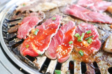 Izgara domuz eti, fırında biftek ya da Kore yemeği.