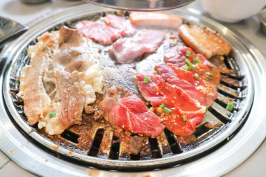 Izgara domuz eti, fırında biftek ya da Kore yemeği.