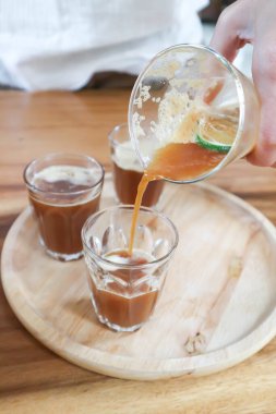 limon çayı, bal çayı, şeftali çayı veya mango çayı veya meyve çayı veya servis için çay