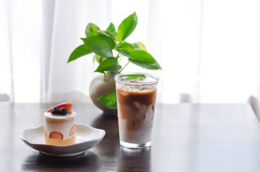 Çilekli pasta ya da çilekli kek, çilekli ve yabanmersinli, buzlu kahve ya da latte kahveli.