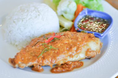 Acı biberli kızarmış balık, sos ve pilav ya da baharatlı sosla servis edilen kızarmış balıkla pişirilmiş köri kralı veya Tayland yemeği.