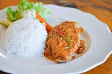 Acı biberli kızarmış balık, sos ve pilav ya da baharatlı sosla servis edilen kızarmış balıkla pişirilmiş köri kralı veya Tayland yemeği.
