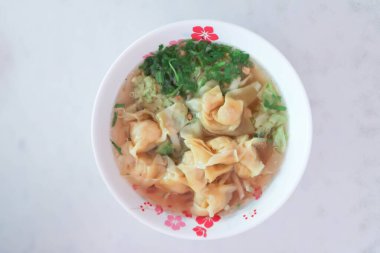 Wonton, wonton eriştesi veya sebzeli yumurta eriştesi.