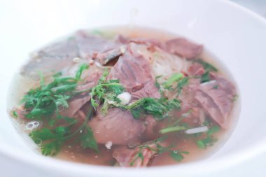 Erişte ya da etli erişte, Çin eriştesi servis etmek için.