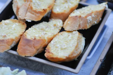 Sarımsaklı ekmek, ekmek ya da tereyağlı ekmek ya da dilimlenmiş ekmek.