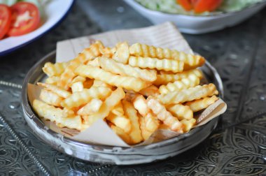 Patates kızartması ya da kızarmış patates, servis için patates kızartması.