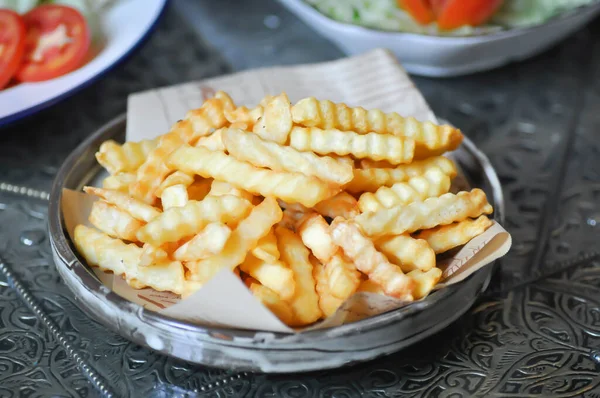 Patates kızartması ya da kızarmış patates, servis için patates kızartması.