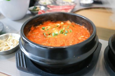 Gimchi çorbası ya da kimchi çorbası, sebze çorbası ya da Kore çorbası.