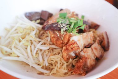 erişte veya Çin yumurtalı erişte veya Çin eriştesi veya domuz ve ördek eriştesi veya çorbasız erişte veya sade erişte.