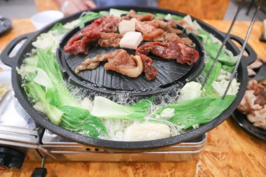 Fırında domuz ızgara, Tayland yemeği ve Kore yemeği.