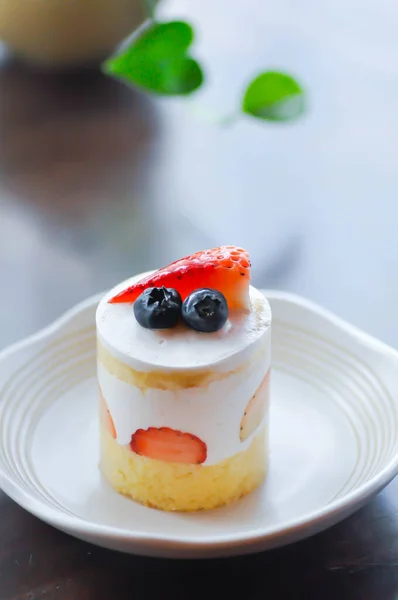 Strawberry Shortcake Atau Strawberry Cake Dengan Strawberry Dan Blueberry Topping Stok Gambar Bebas Royalti