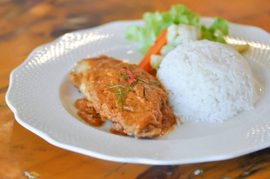 Acı biberli kızarmış balık, sos ve pilav ya da baharatlı sosla servis edilen kızarmış balıkla pişirilmiş köri kralı veya Tayland yemeği.