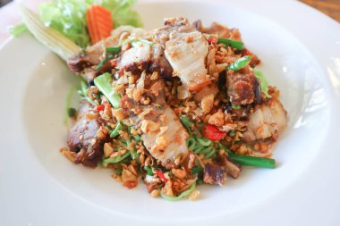 Domuz etli erişte ya da domuz kızartması, domuz kızartması ya da domuz kızartması ya da kızarmış erişte.