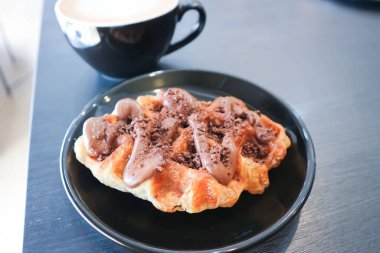 Çikolatalı waffle ya da çikolatalı waffle ve sıcak kahve.