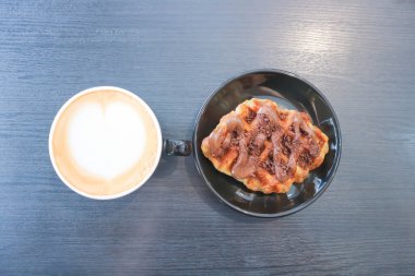 Çikolatalı waffle ya da çikolatalı waffle ve sıcak kahve.