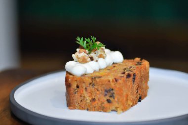 Cevizli ve kremalı havuçlu kek, servis için cevizli kek.